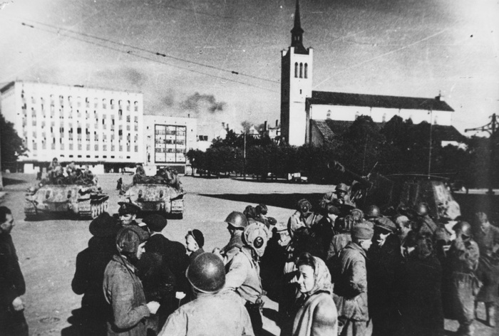 Советские солдаты и жители освобожденного Таллина на площади Свободы