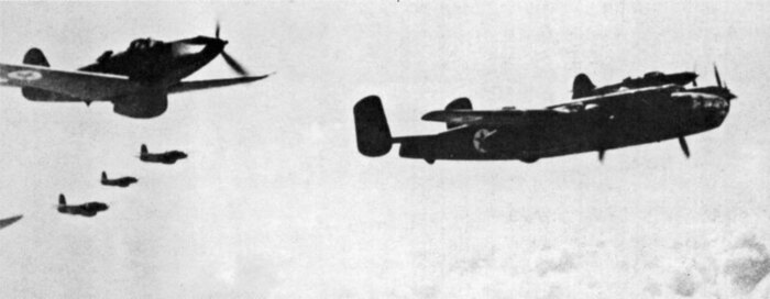 Бомбардировщик «Митчелл», за которым клином идут «Аэрокобры». Именно так истребители перегоняли с Аляски в Красноярск