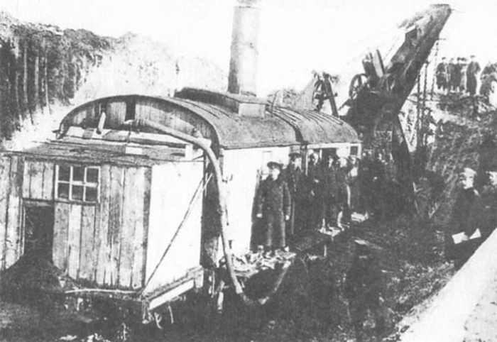Выполнение земляных работ железнодорожными частями с использованием парового экскаватора. Январь 1915 года
