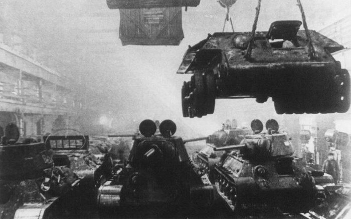 Сборка танков Т-34-76 в Нижнем Тагиле на оборудовании эвакуированного завода №183 — Харьковского паровозостроительного завода, 1943 год