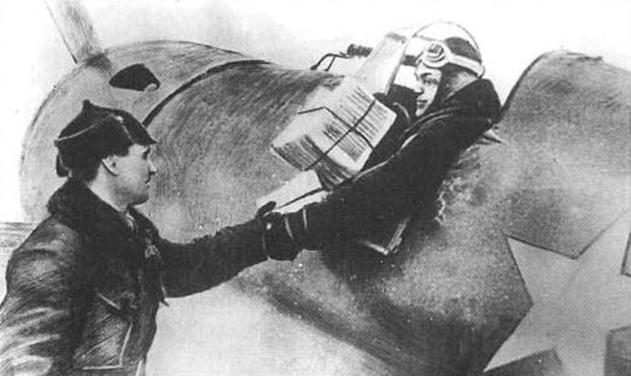Военком 2-й эскадрильи 25-го истребительного авиаполка старший политрук А.А. Ивашкин перед вылетом на боевое задание берет в кабину своего И-16 пачку листовок, 1940 год, Карелия