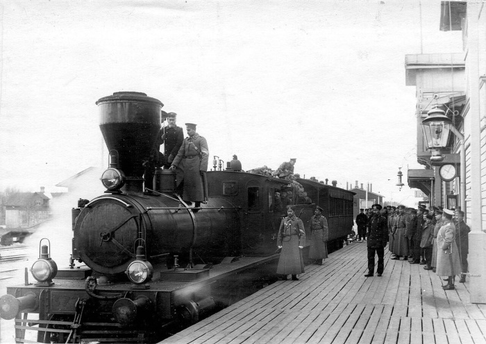 Осмотр прибывшего железнодорожного состава, Белоостров, 1908 год