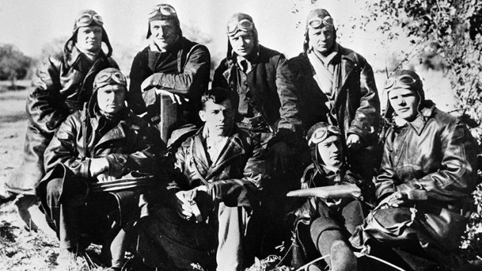 Советские летчики, участники первого воздушного боя 4 ноября 1936 года, на аэродроме Сото под Мадридом. В верхнем ряду второй слева — Павел Рычагов