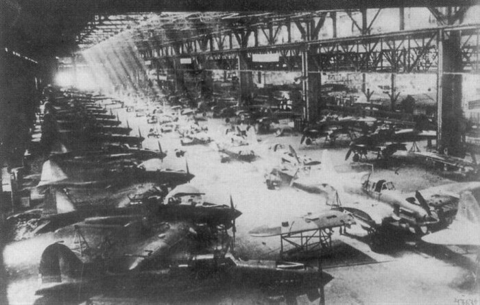 Производство штурмовиков Ил-2 на одном из авиазаводов в Куйбышеве, куда были эвакуированы около 40 предприятий авиапромышленности