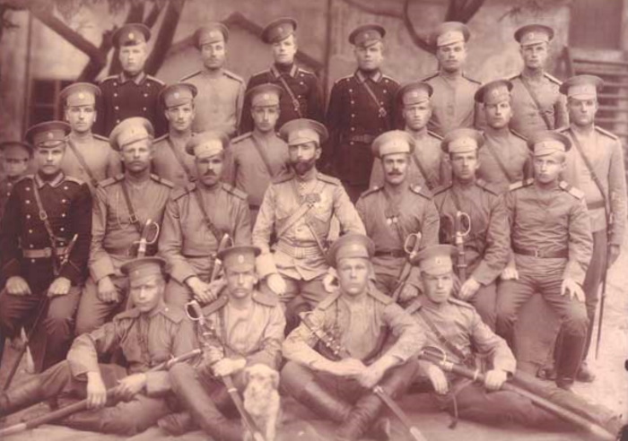 Нижние чины пограничного отряда с отрядным командиром, 1906-1907 годы