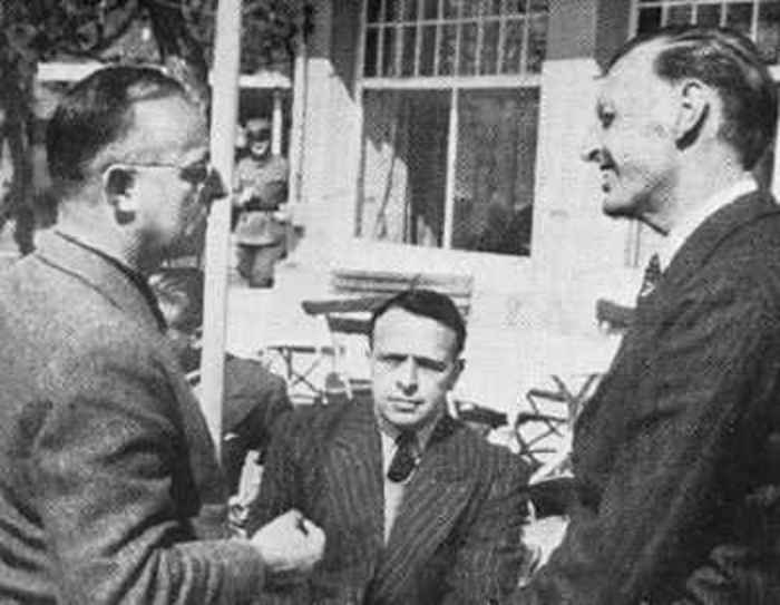 Слева направо: нацистский эмиссар М. Вайбель, и американские генералы Л. Лемницер, Т. Эйри. Аскона, 1945 г.