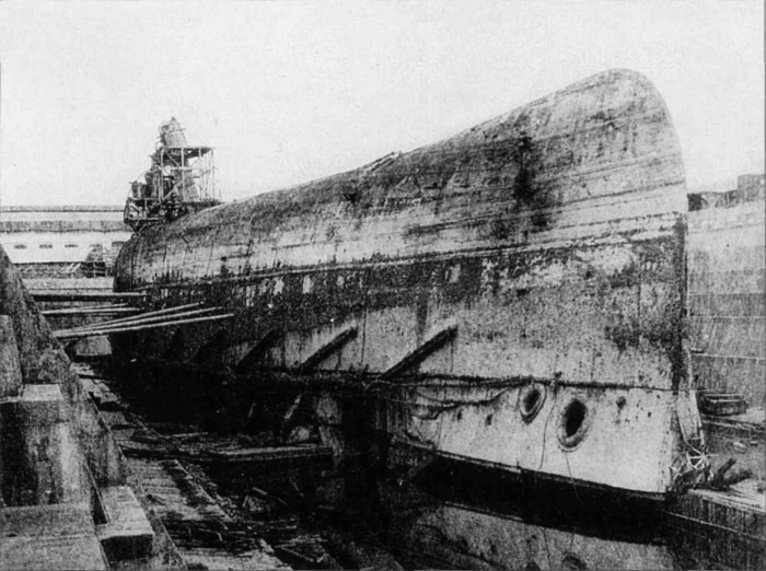 Линейный корабль Императрица Мария после постановки в док и откачки воды, 1919 год