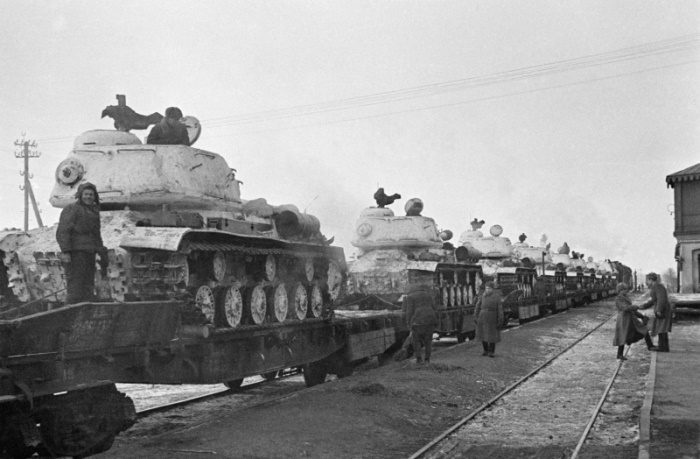 Эшелон с тяжелыми танками ИС-2 отправляется на фронт, весна 1945 года