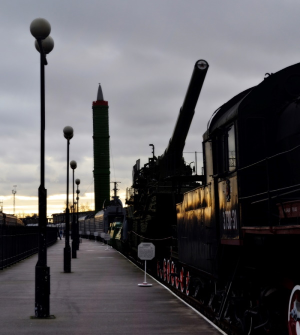 Предок и наследник: железнодорожная платформа с дальнобойным орудием и БЖРК «Молодец» в железнодорожном музее на Варшавском вокзале Санкт-Петербурга