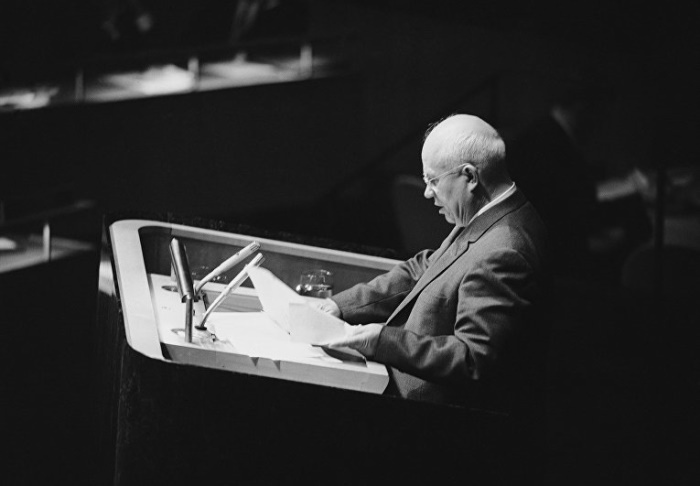 Глава делегации СССР на 15-й сессии Генассамблеи ООН Никита Хрущев на трибуне, 23 сентября 1960 года Файл: хрущев-трибуна