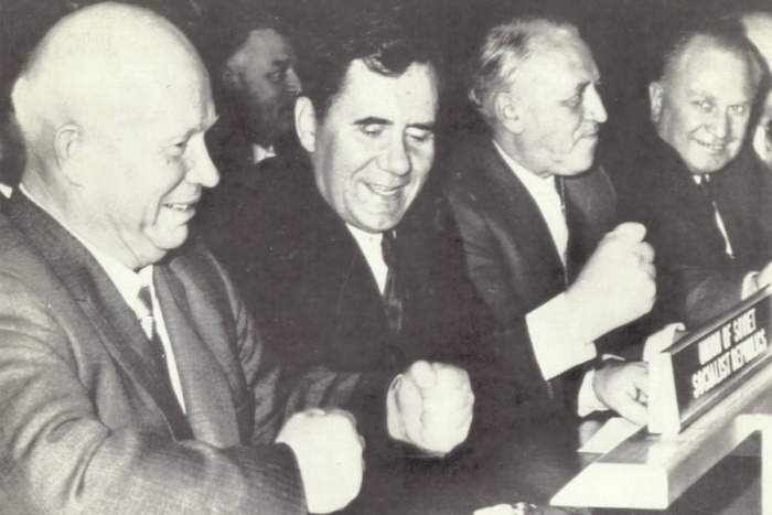 Никита Хрущев (крайний слева) и министр иностранных дел СССР Андрей Громыко (второй слева) во время одного из пленарных заседаний 15-й сессии Генасамблеи ООН выражают свое несогласие ударами кулаков по столу