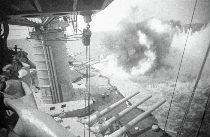Линкор Черноморского флота «Парижская коммуна» ведет огонь орудиями главного калибра по немецким войскам, штурмующим Севастополь