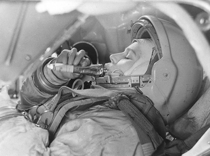 Первая женщина-космонавт Валентина Терешкова обедает на борту космического корабля 