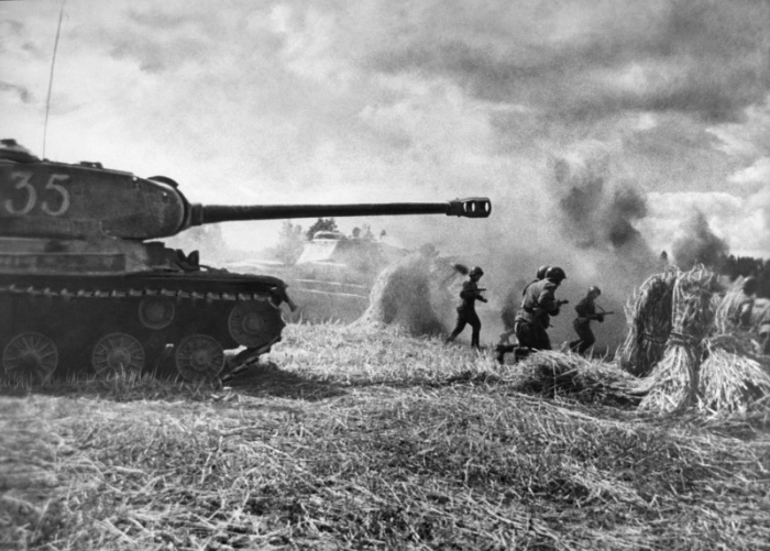 Красноармейцы в сопровождении тяжелых танков ИС-2 идут в атаку. Белоруссия, 24 июня 1944 года