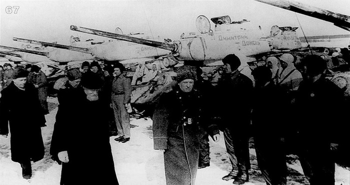 Митрополит Крутицкий и коломенский Николай (второй слева) и генерал-лейтенант Федор Ремизов (в центре) знакомятся с танкистами колонны «Димитрий Донской», 8 марта 1944 года
