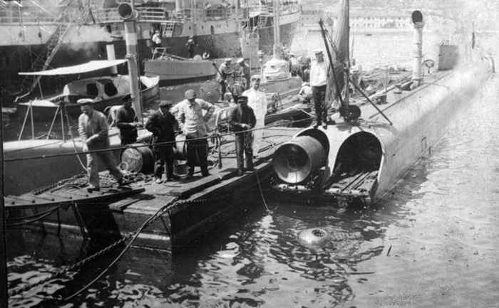 Проверка минных аппаратов перед выходом подводного минного заградителя «Краб» в боевой поход. Севастополь, 1915 год