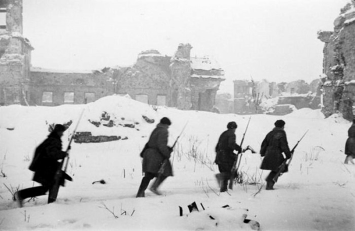 Бойцы 67-й армии Ленинградского фронта передвигаются по территории Шлиссельбургской крепости, январь 1943 года