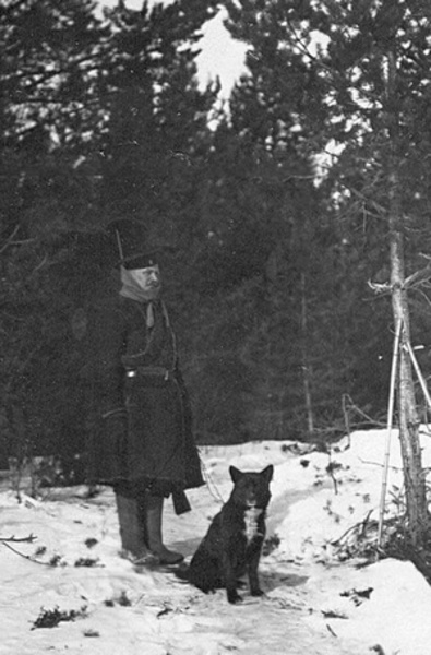 Пограничник с собакой 1-й пограничной Санкт-Петербургской императора Александра III бригады Отдельного корпуса пограничной стражи, 1908 год