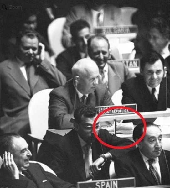Никита Хрущев и его дипломатическое спецоружие — ботинок. Впереди хорошо видны места делегации Испании, которые очень нервно отреагировали на демарш советского руководителя
