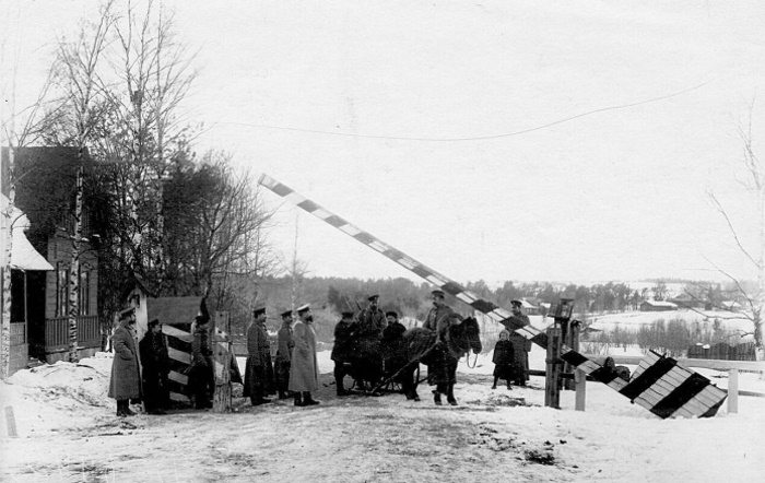 Шлагбаум на пограничном посту, 1908 год