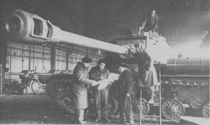 ИС-2 ранней модификации в сборочном цеху Челябинского Кировского завода перед сдачей военной приемке, 1944 год