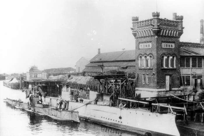 Подводные лодки «Минога» (на переднем плане) и «Акула» у достроечной стенки Балтийского завода, 1908 год