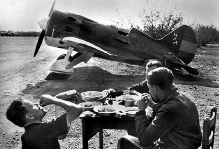 Советские летчики, пилоты истребителей И-16, на фоне одного из своих боевых самолетов на испанском аэродроме