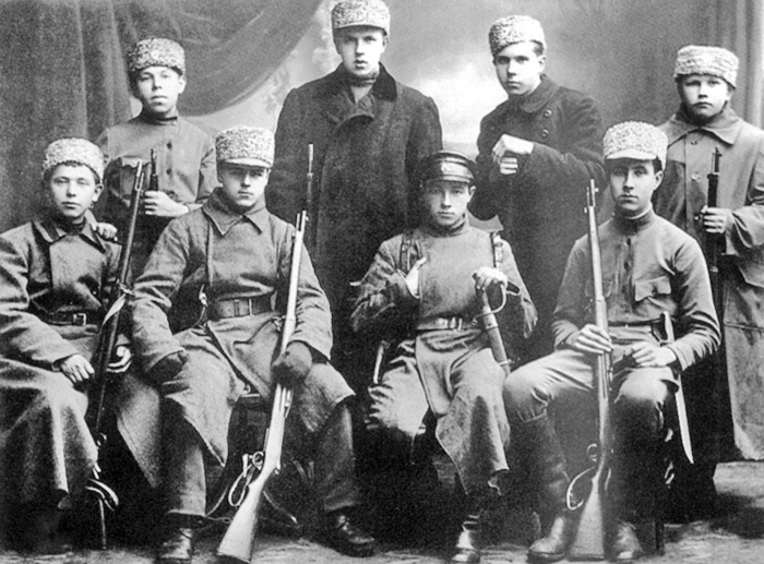 Советские милиционеры в форменных зимних головных уборах, утвержденных для милиции в ноябре 1918 года
