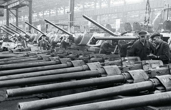 Производство танков Т-34-76 на Челябинском Кировском заводе, 1943 год. На переднем плане — 76,2 мм танковые пушки Ф-34 образца 1940 года