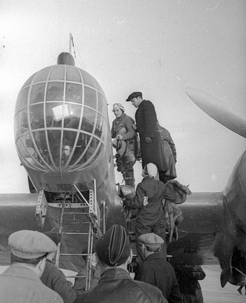 Командир экипажа «Родины» Валентина Гризодубова занимает место в передней кабине пилота, 24 сентября 1938 года