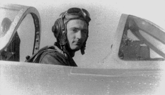 Герой Советского Союза гвардии капитан Сергей Крамаренко, сбивший 13 американских самолетов над Кореей, в кабине своего истребителя МиГ-15