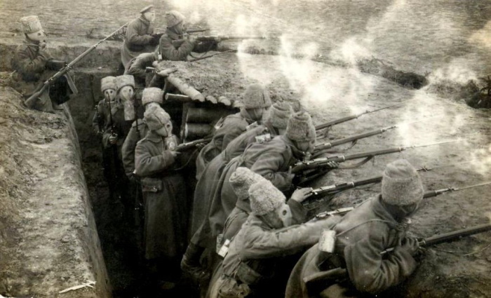 Солдаты Духовщинского 267-го пехотного полка в противогазах Зелинского-Кумманта, 1916 год