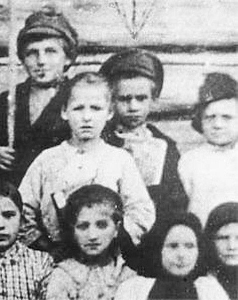 Убийца и жертва: Павлик Морозов (в центре в фуражке) и его двоюродный брат Данила Морозов (слева во втором ряду) среди одноклассников. Фотография конца 1920-х годов