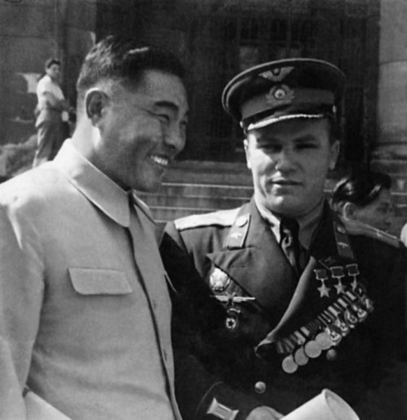 Подполковник Иван Кожедуб накануне отправки в Корею с китайским товарищем, 1950 год