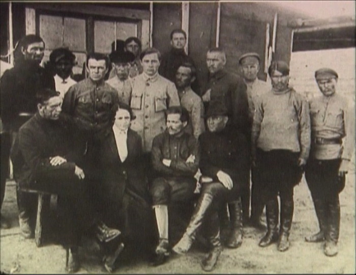 Нестор Махно с супругой Галиной Кузьменко в окружении своих сподвижников, Польша, 1922 год