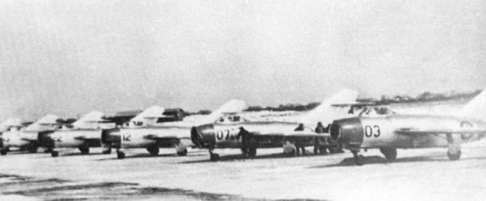 Самолеты МиГ-15 из состава 64-го истребительного авиакорпуса с опознавательными знаками ВВС Северной Кореи на аэродроме в Китае, ноябрь 1950 года