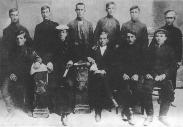 «Крестьянская группа анархо-коммунистов» Гуляйполя в 1907 году. Первый слева в первом ряду — 19-летний Нестор Махно