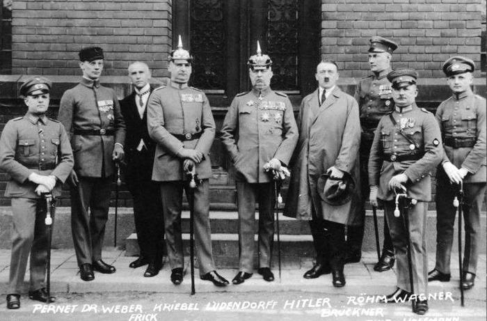 В центре Людендорф, справа от него Гитлер, затем Рём