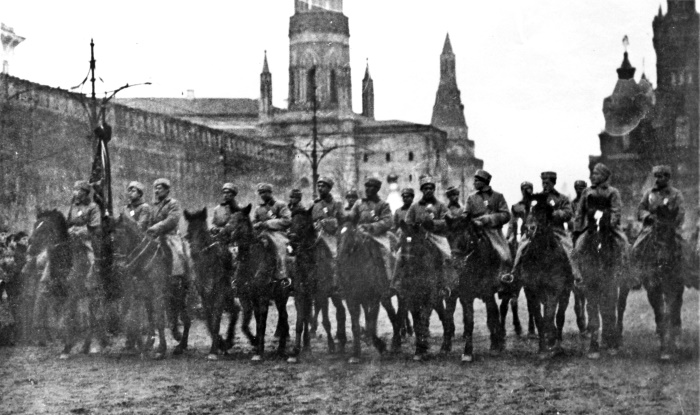 Отряд конной милиции проходит парадным строем по Красной площади, 1918 год. У всадников на груди — милицейские жетоны