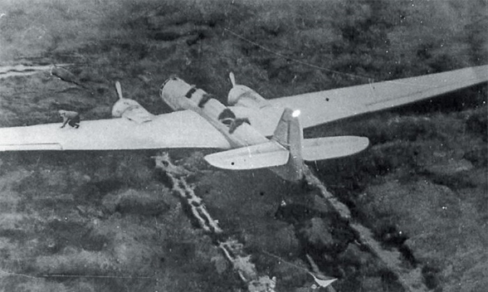 Самолет «Родина» на месте вынужденной посадки в тайге неподалеку от Амура, октябрь 1938 года