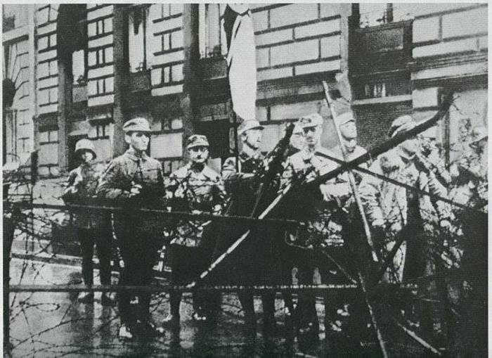 Путчисты у захваченного здания штаба, со знаменем Гиммлер