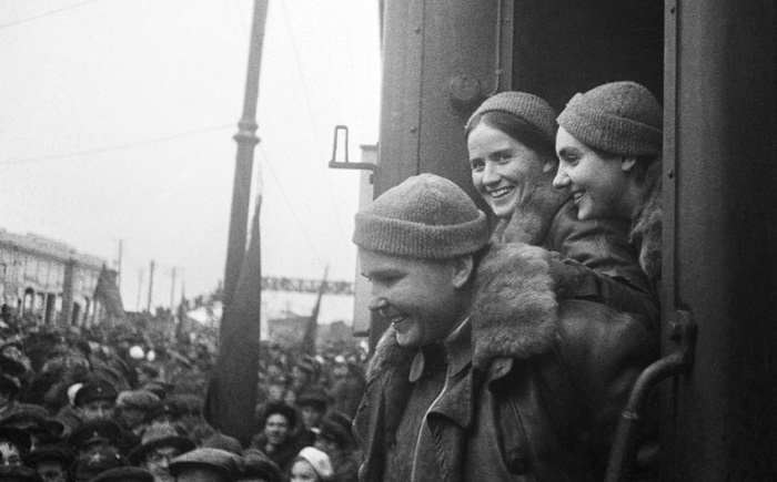 Полина Осипенко, Марина Раскова и Валентина Гризодубова (слева направо) в поезде по пути из Хабаровска в Москву. На каждой станции летчиц встречали тысячи людей, восхищенных их подвигом.