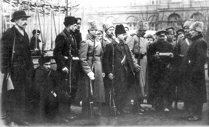 Рабочая милиция на посту у Смольного, октябрь 1917 года