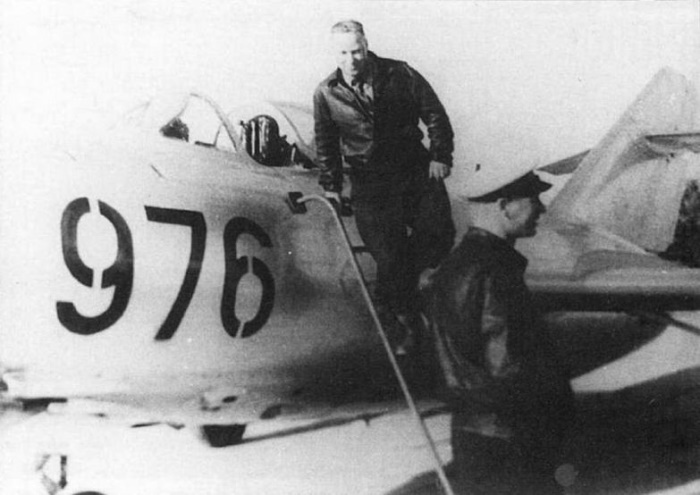 На стремянке у кабины МиГ-24 — капитан (с июня 1952 года — майор) Анатолий Карелин, на счету которого было 10 американских самолетов, сбитых исключительно в ночных воздушных боях
