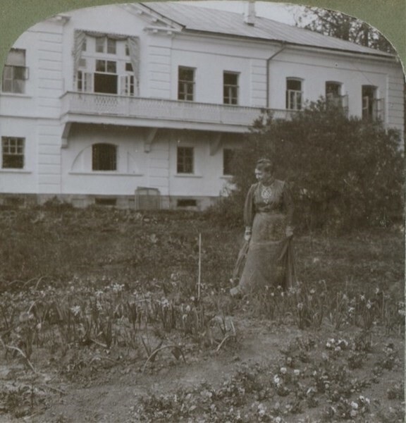Графиня Толстая в цветнике у яснополянского дома. 1908 год