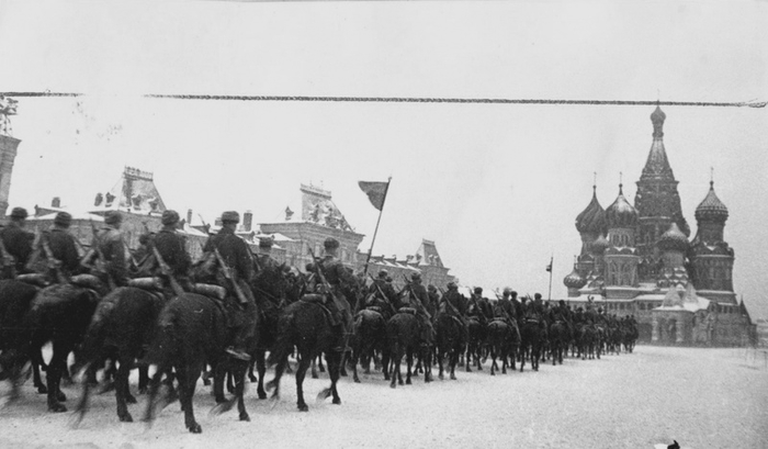 Прохождение конницы по Красной площади во время парада 7-го ноября 1941-го года.