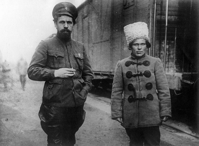 Командир 1-й Заднепровской украинской советской дивизии Павел Дыбенко и командир 3-ей Заднепровской бригады Нестор Махно, конец 1918 года