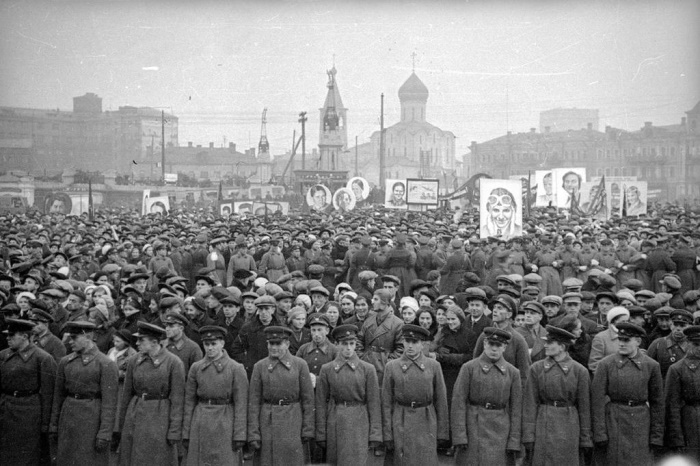 Москвичи встречают экипаж самолета «Родина» на площади у Белорусского вокзала, октябрь 1938 года.