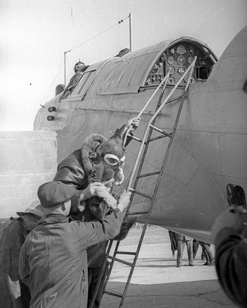 Второй пилот «Родины» Полина Осипенко поднимается в заднюю кабину пилота, 24 сентября 1938 года.
