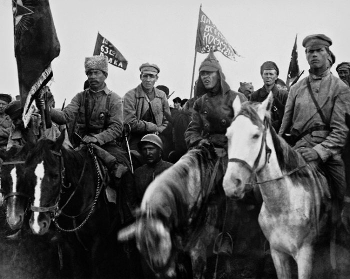 Бойцы Первой конной армии Буденного на митинге, начало 1920 года